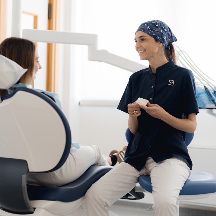studio-dentistico-polizzi-luongo-chi-siamo Lo Studio Polizzi Luongo è un centro dentistico di eccellenza a Verona, specializzato in implantologia, estetica dentale e riabilitazioni complesse. Lavoriamo con un approccio multidisciplinare e su misura, combinando il know-how di professionisti di livello internazionale con le tecnologie più avanzate. Il nostro obiettivo? Restituire funzione, bellezza e serenità, rispettando l’unicità di ogni persona.