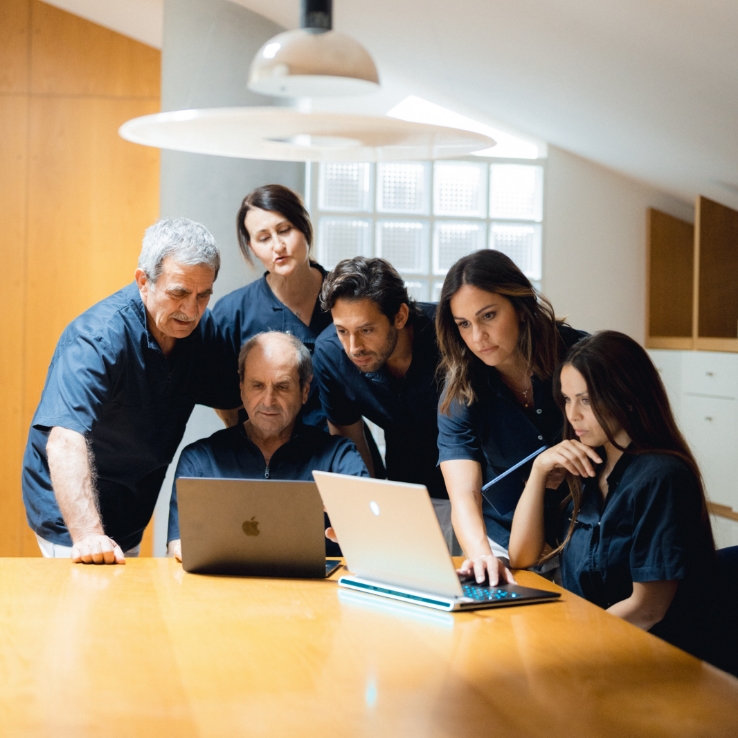 Lo Studio Polizzi Luongo è un centro dentistico di eccellenza a Verona, specializzato in implantologia, estetica dentale e riabilitazioni complesse. Lavoriamo con un approccio multidisciplinare e su misura, combinando il know-how di professionisti di livello internazionale con le tecnologie più avanzate. Il nostro obiettivo? Restituire funzione, bellezza e serenità, rispettando l’unicità di ogni persona.